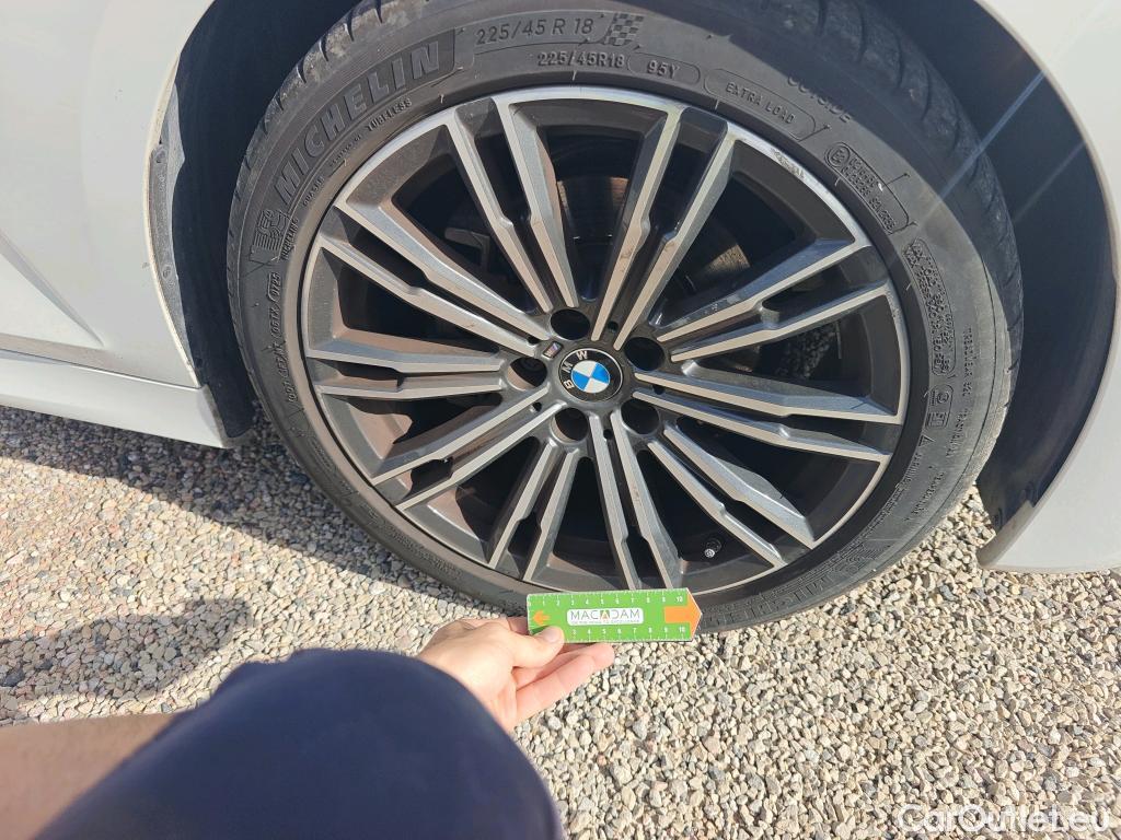  Bmw  Serie 3 BMW  / 2018 / 4P / sedán 318d Auto. #36