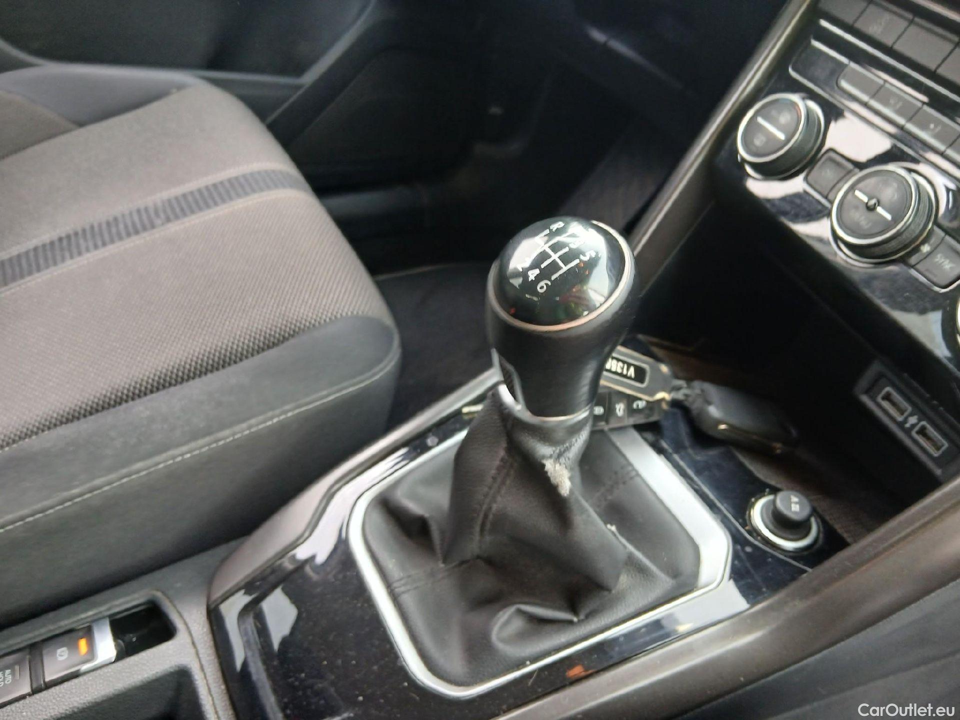  Volkswagen  T-ROC VOLKSWAGEN  / 2017 / 5P / todoterreno Advance 1.0 TSI 85kW (115CV) #29