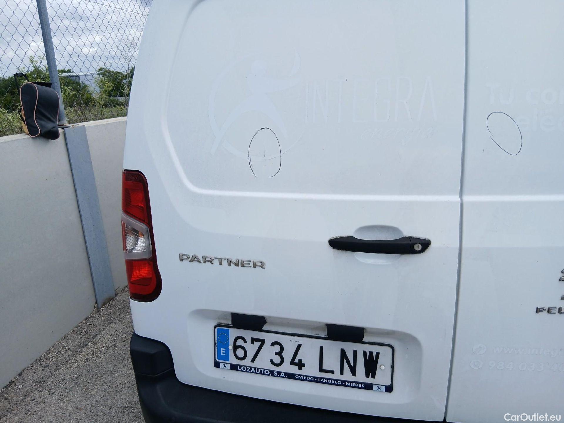  Peugeot  Partner PEUGEOT  / 2018 / 3P / furgón derivado de turismo Pro Standard 600kg BlueHDi 73kW (AC) #30