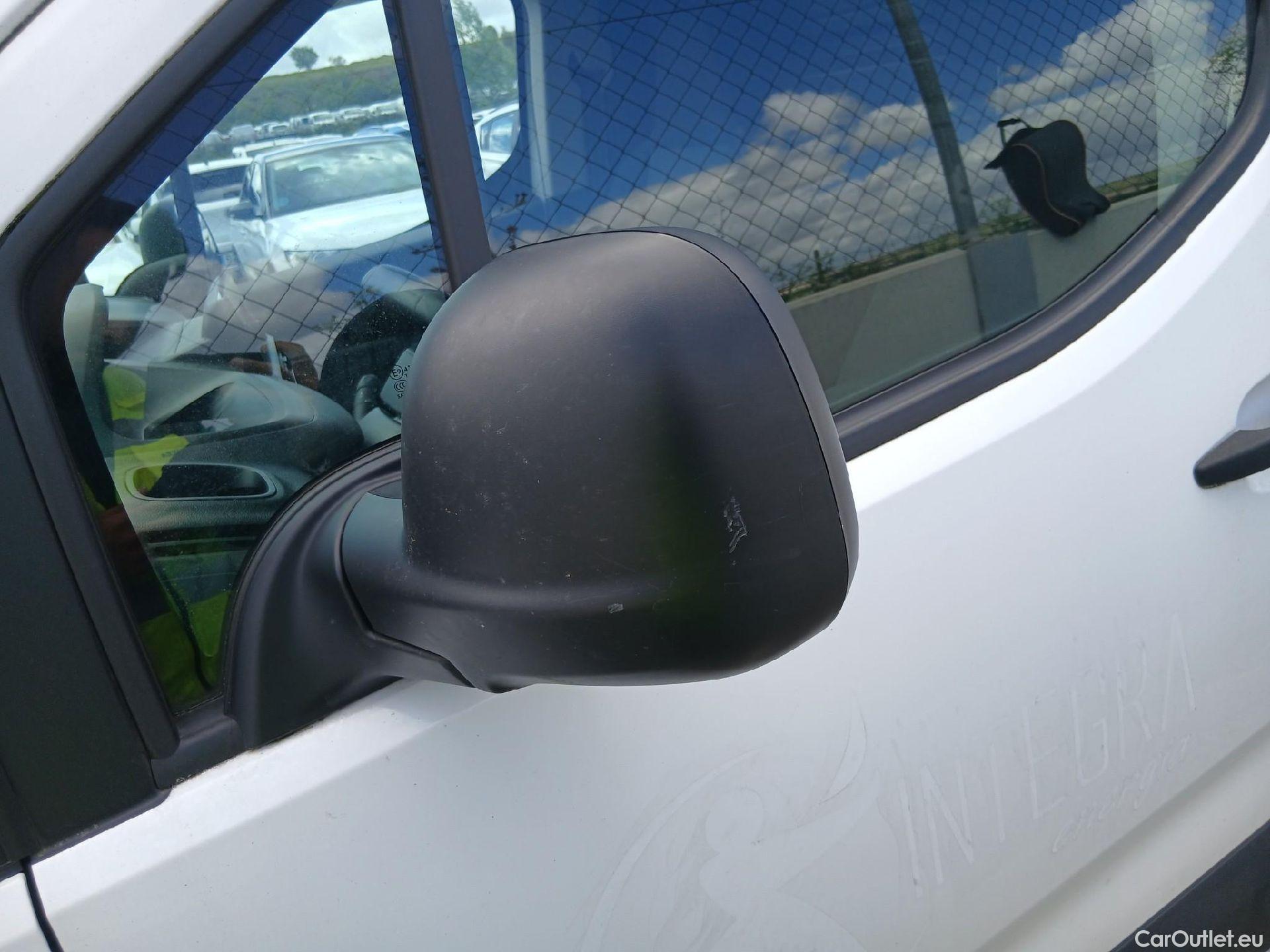  Peugeot  Partner PEUGEOT  / 2018 / 3P / furgón derivado de turismo Pro Standard 600kg BlueHDi 73kW (AC) #29