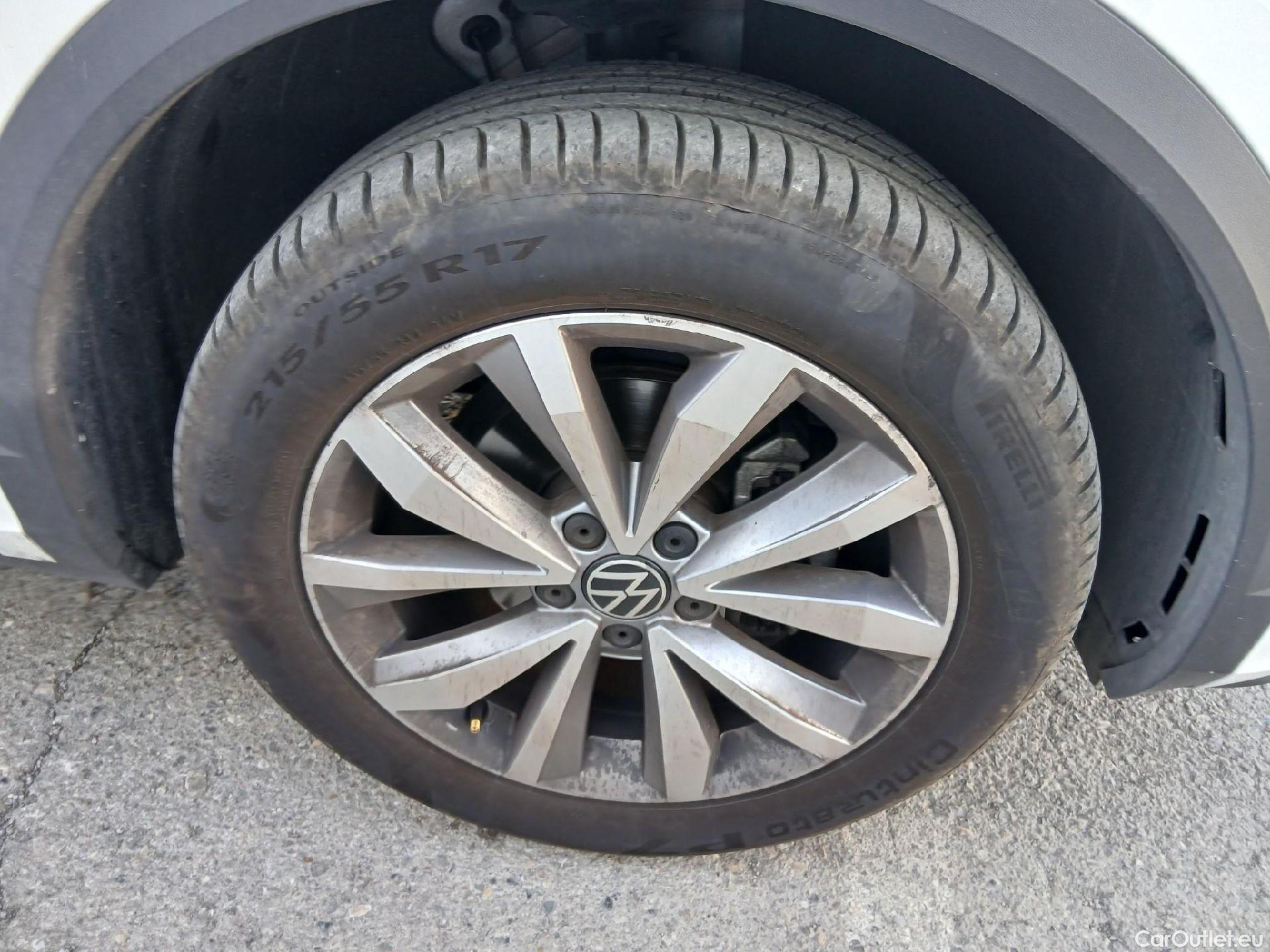  Volkswagen  T-ROC VOLKSWAGEN  / 2017 / 5P / todoterreno Advance R-Line 1.0 TSI 81kW (110CV) #13