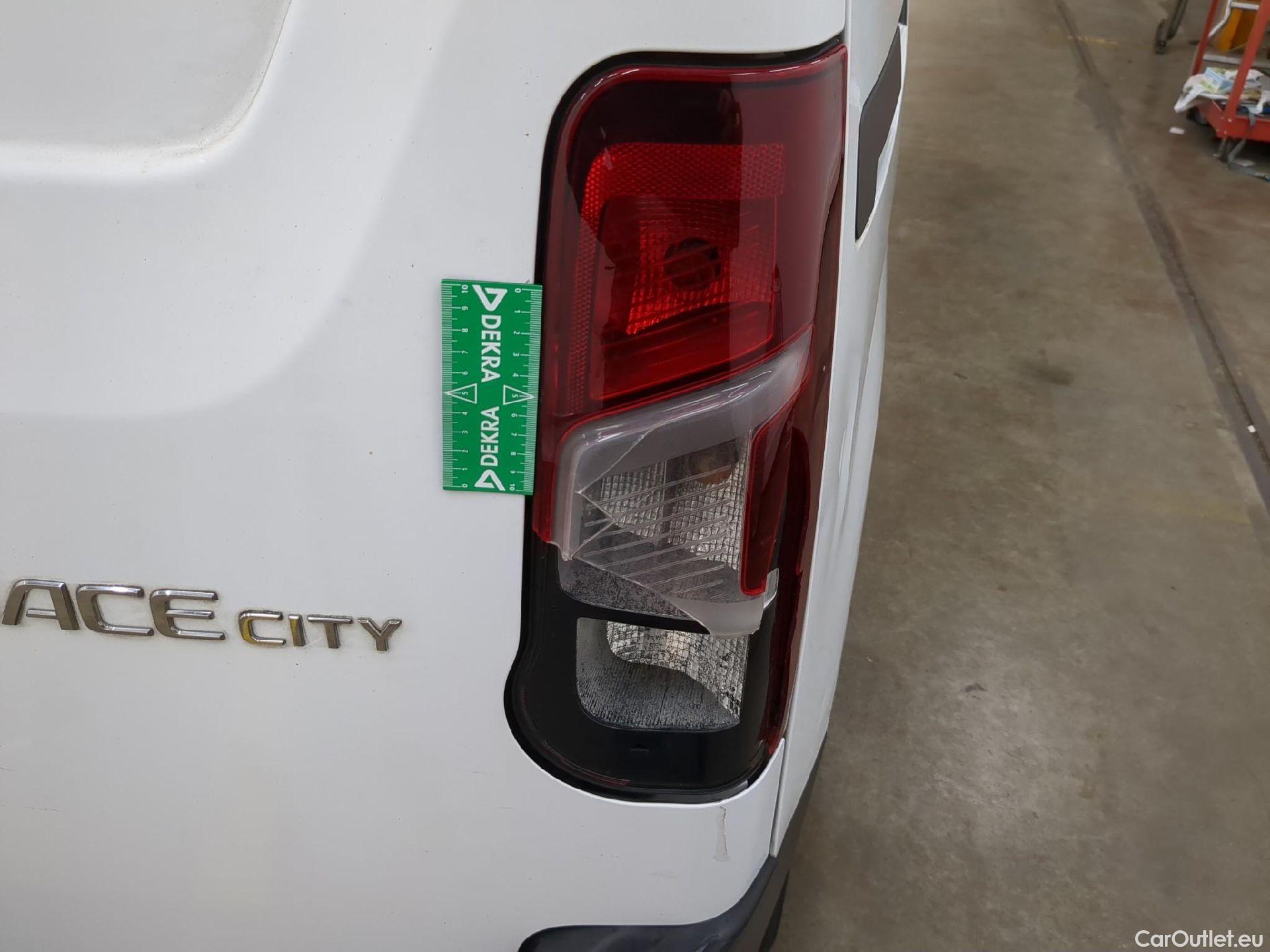  Toyota  Proace  City / 2019 / 4P / Fourgonnette 1.5 Medium 100 D-4D Business
 #17
