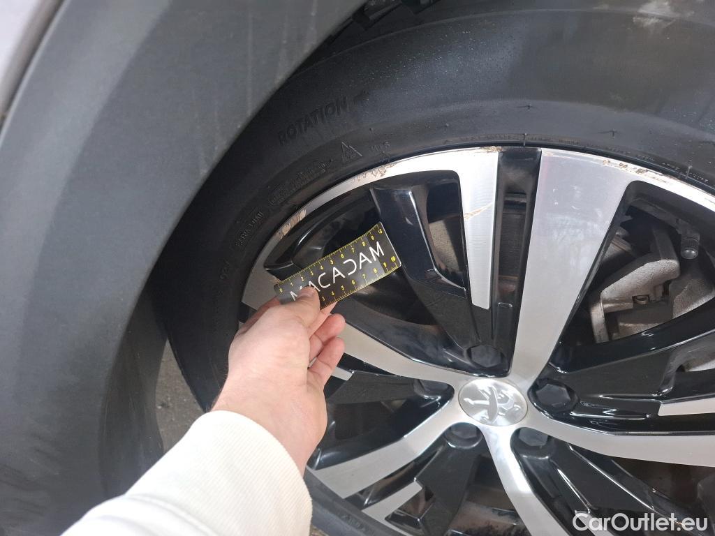  Peugeot  3008 PEUGEOT  / 2020 / 5P / SUV 1.6 HYBRID 225 E-EAT8 GT #63