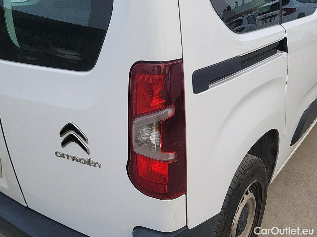  Citroen  Berlingo CITROEN  / 2018 / 4P / combi Talla M BlueHDi 100 LIVE (AC) #31