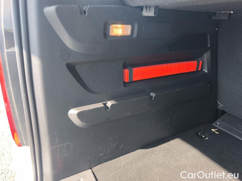  Opel  Combo  Life (E)  (2018) C.Life 1.2T 81 Edition Plus 5d #18