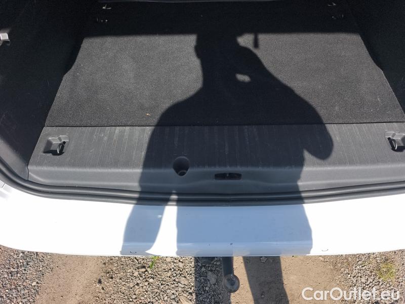  Opel  Combo  Life (E)  (2018) C.Life 1.2T 81 Edition Plus 5d #16
