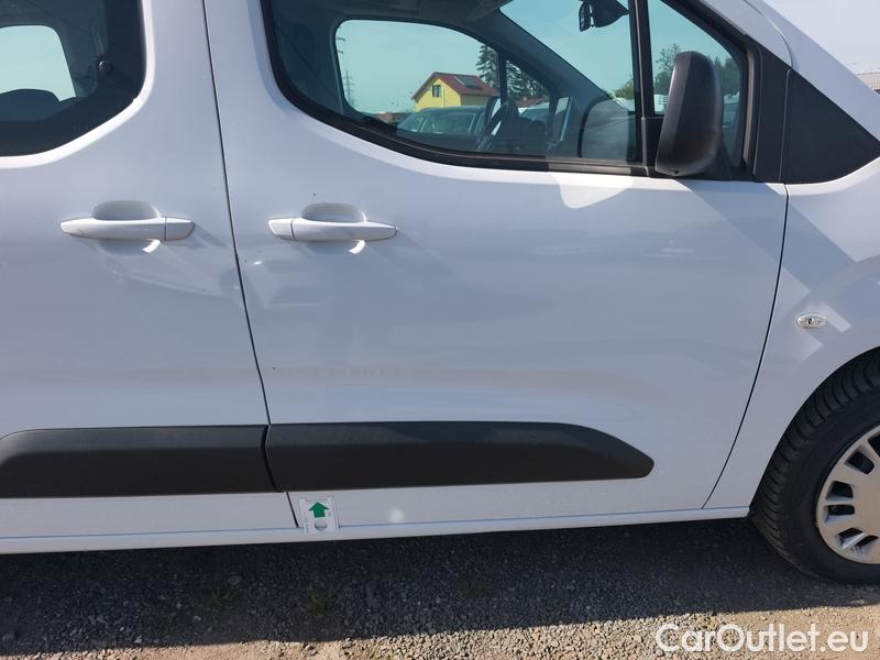 Opel  Combo  Life (E)  (2018) C.Life 1.2T 81 Edition Plus 5d #21