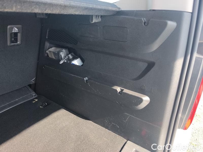  Opel  Combo  Life (E)  (2018) C.Life 1.2T 81 Edition Plus 5d #17