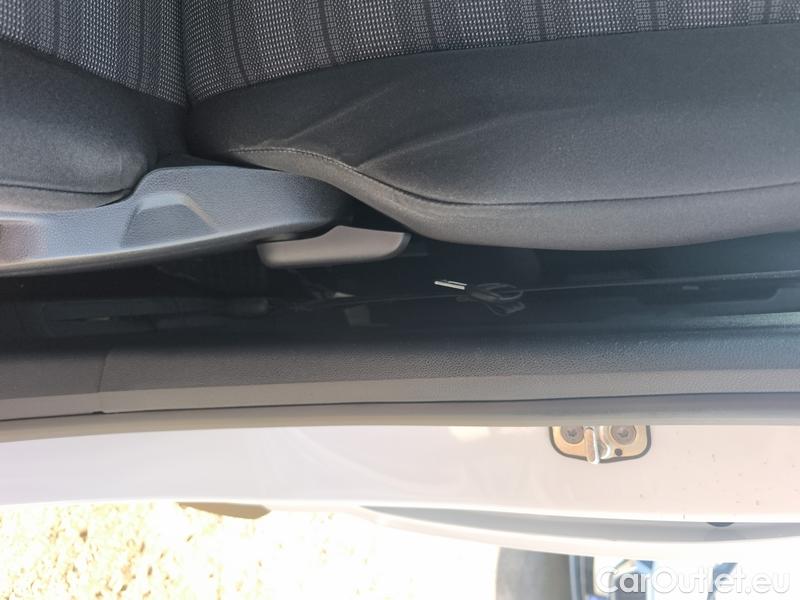  Opel  Combo  Life (E)  (2018) C.Life 1.2T 81 Edition Plus 5d #8