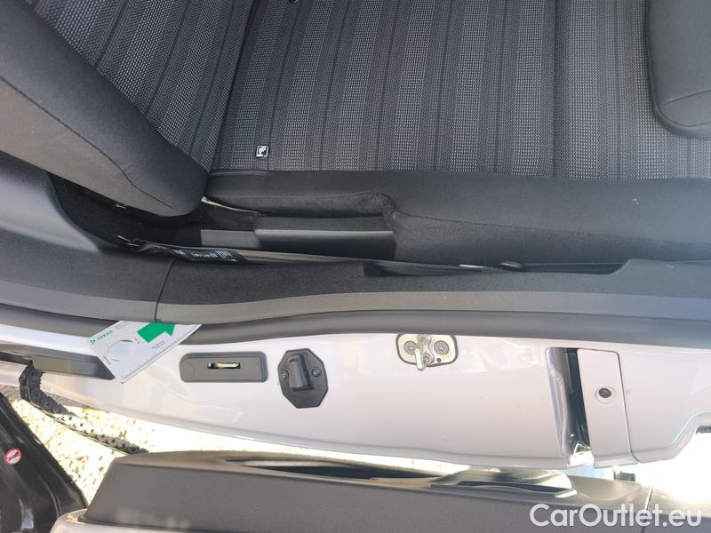  Opel  Combo  Life (E)  (2018) C.Life 1.2T 81 Edition Plus 5d #11