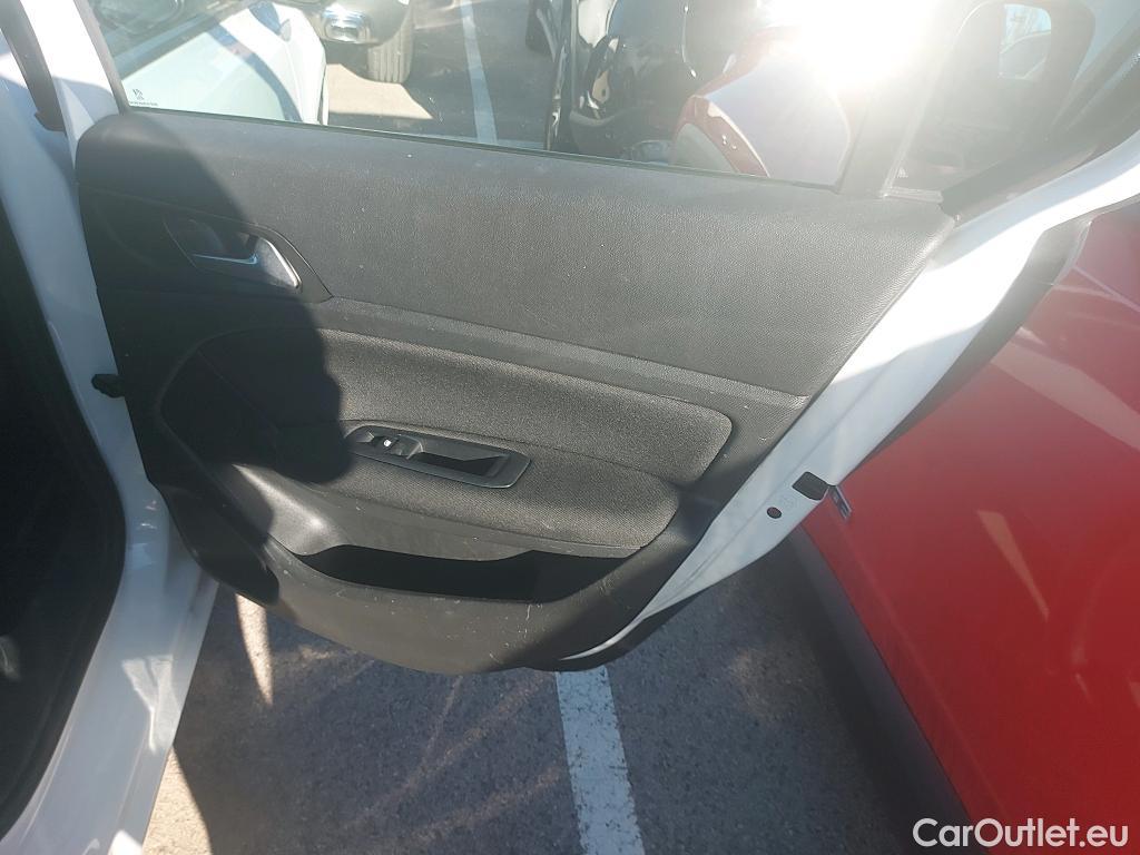  Peugeot  308 PEUGEOT  / 2017 / 5P / berlina con portón 5p Active Pack BlueHDi 130 S&S #38
