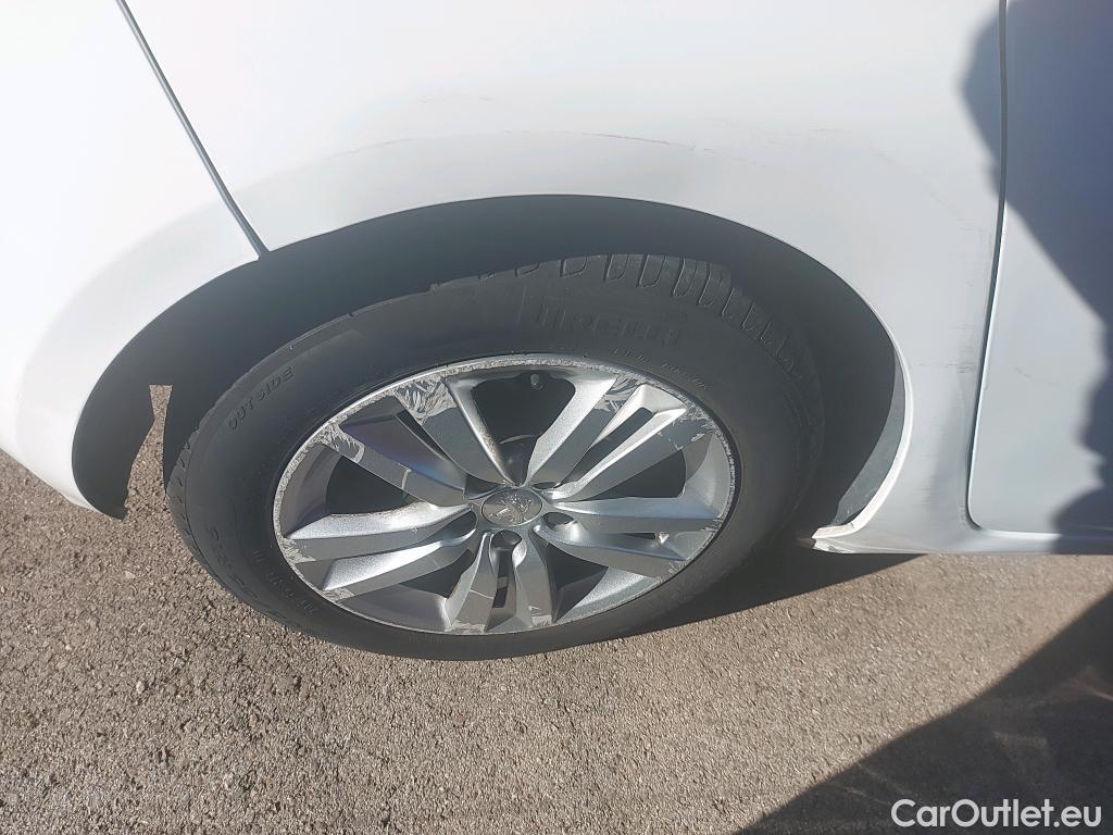  Peugeot  308 PEUGEOT  / 2017 / 5P / berlina con portón 5p Active Pack BlueHDi 130 S&S #32