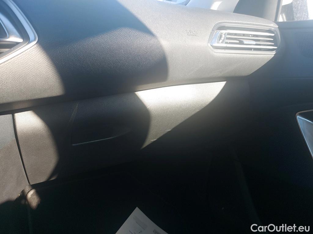  Peugeot  308 PEUGEOT  / 2017 / 5P / berlina con portón 5p Active Pack BlueHDi 130 S&S #40