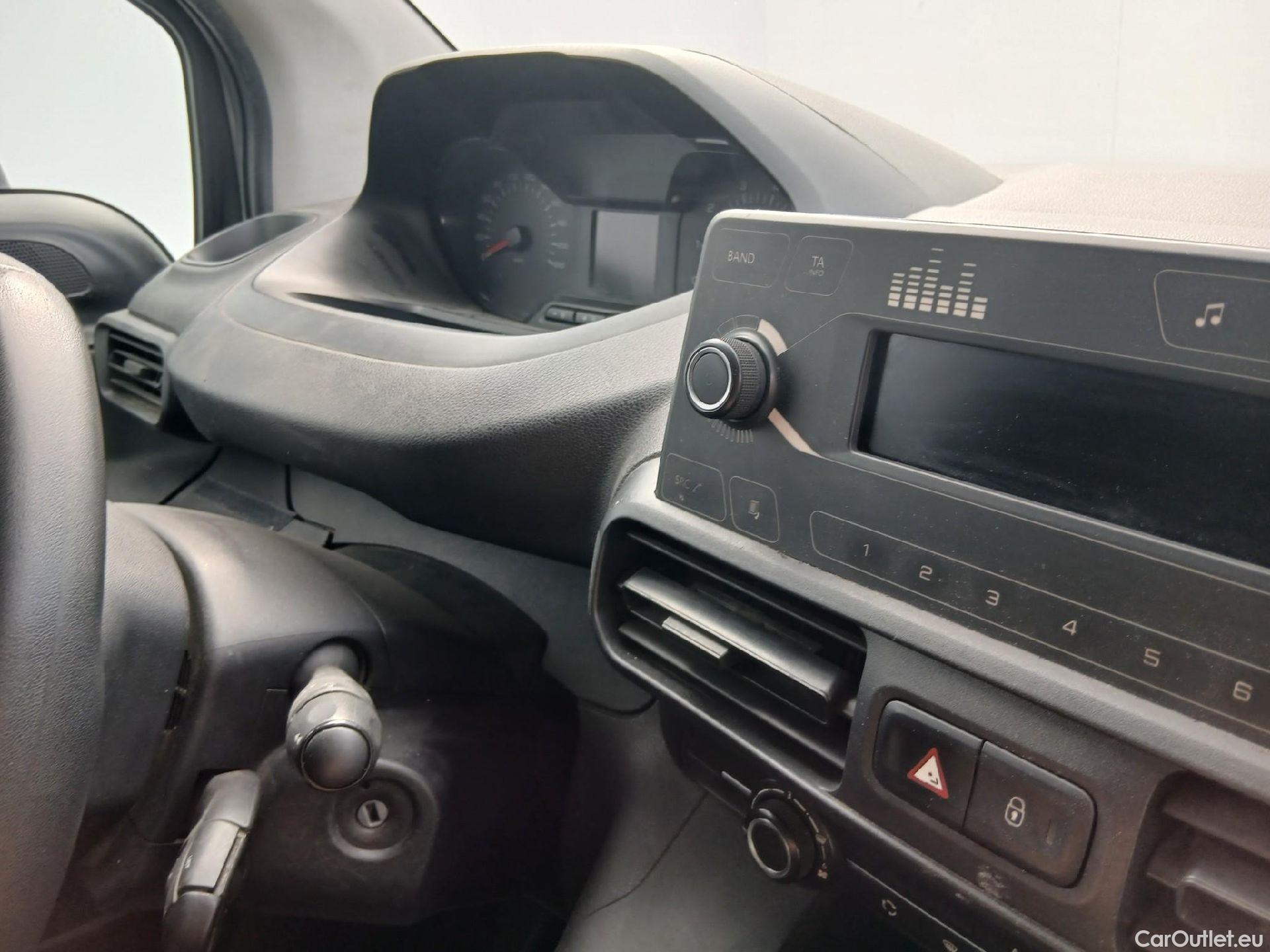  Peugeot  Partner PEUGEOT  / 2018 / 3P / furgón derivado de turismo Pro Standard 600kg BlueHDi 73kW (AC) #47