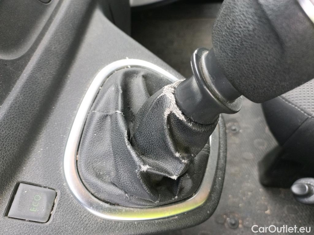  Renault  Trafic RENAULT  / 2019 / 4P / furgón Furgón 27 L1H1 Energy BluedCi 88 kW #38