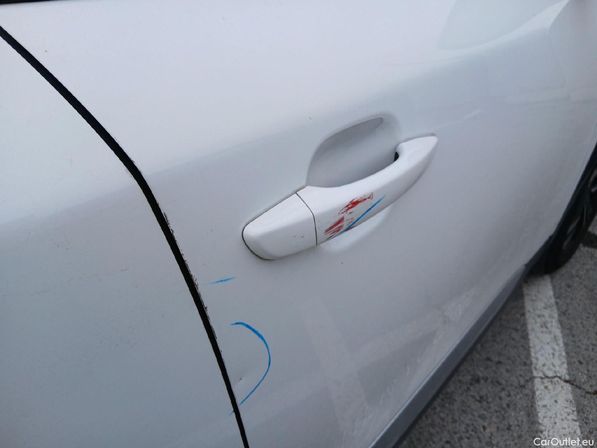  Peugeot  2008 PEUGEOT  / 2019 / 5P / todoterreno Allure BlueHDI 130 S&S EAT8 #40