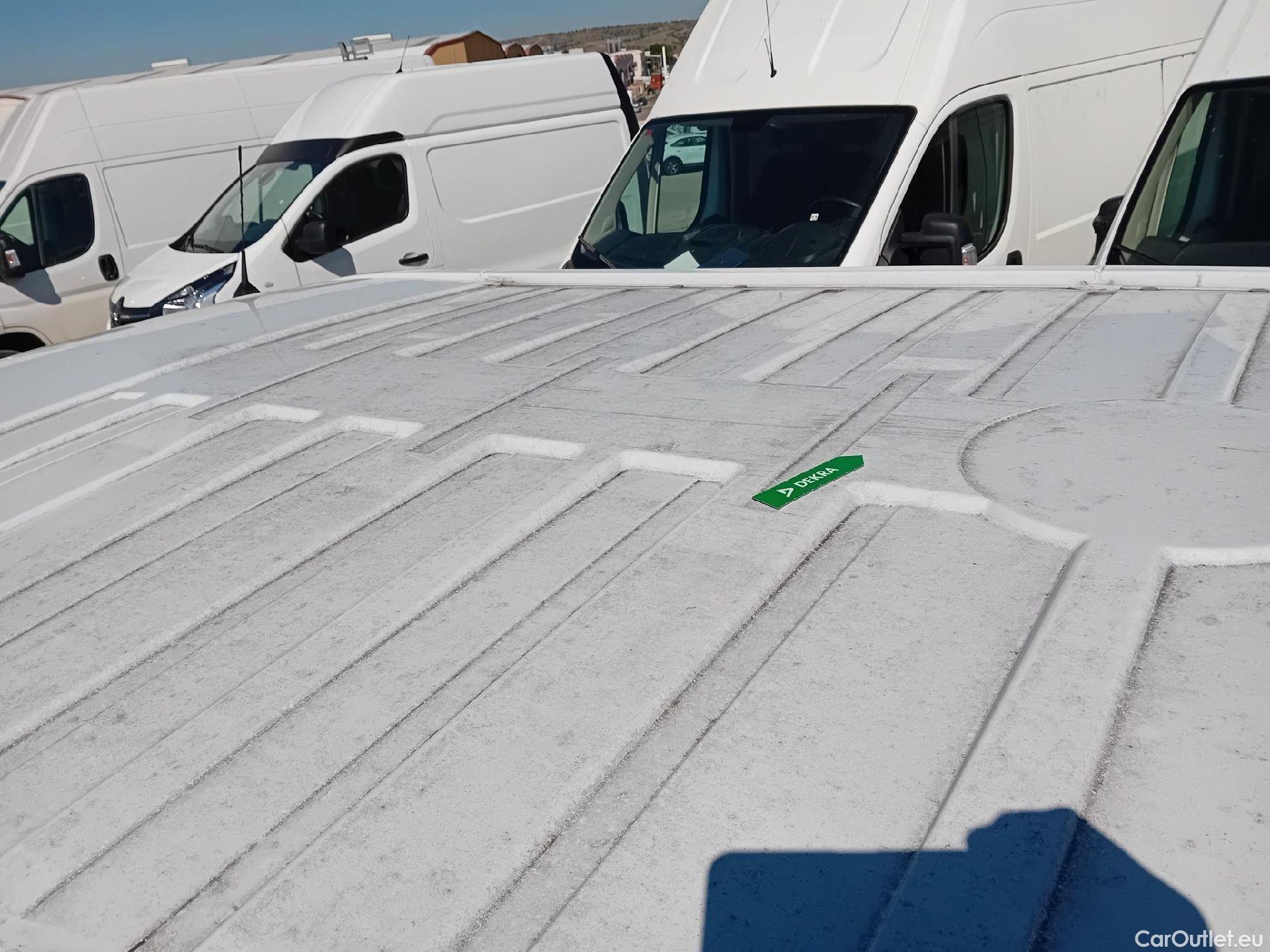  Renault  Trafic RENAULT  / 2019 / 4P / combi Combi 9 Energy Blue dCi 88 kW (120 CV) #35