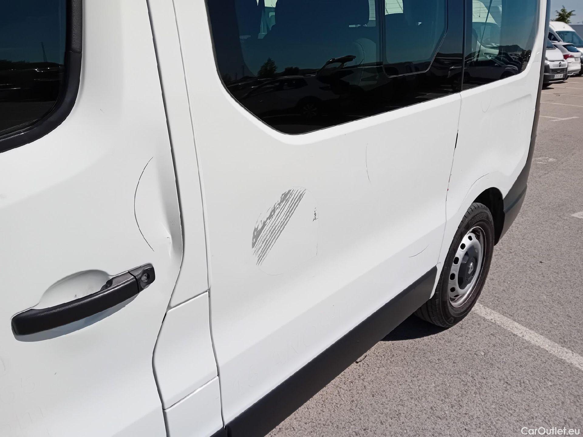  Renault  Trafic RENAULT  / 2019 / 4P / combi Combi 9 Energy Blue dCi 88 kW (120 CV) #39