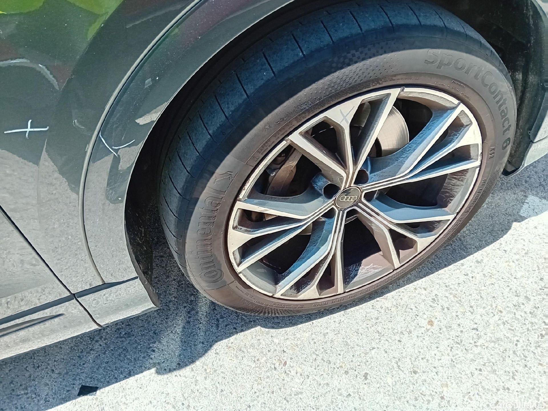  Audi  Q8 AUDI  / 2018 / 5P / todoterreno 55 TFSIe S Line 280kW quattro tiptronic #54
