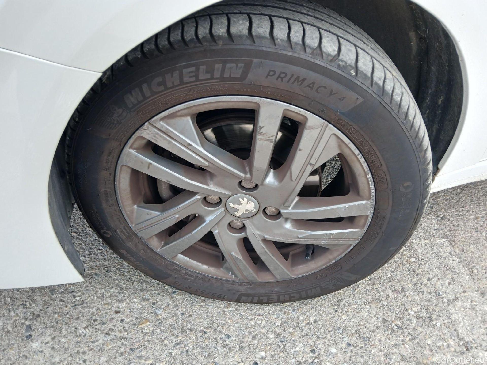  Peugeot  208 PEUGEOT  / 2019 / 5P / berlina con portón BlueHDi 73kW (100CV) Active Pack (AC2) #17