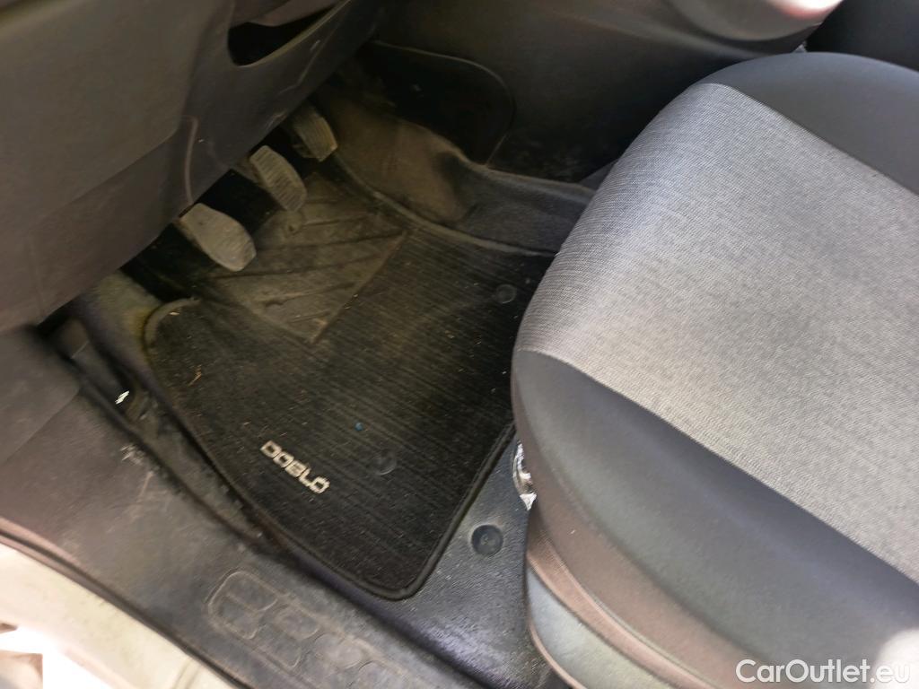  Fiat  Doblo FIAT Doblò Cargo/2015/4P/furgón derivado de turismo Cargo SX 1.6 Mjet 66kW (90CV) (AC) #34