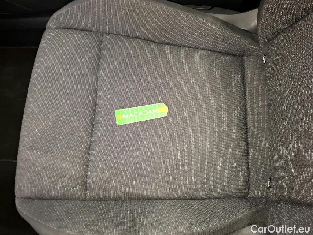  Volkswagen  Golf  VOLKSWAGEN / 2020 / 5P / Berline 2.0 TDI SCR 115 DSG7 Life Busi 1st #48