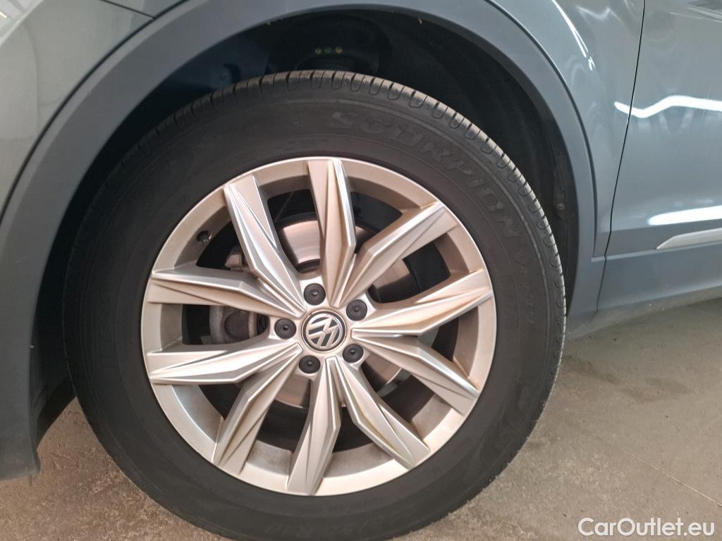  Volkswagen  Tiguan VOLKSWAGEN  / 2016 / 5P / SUV 1.5 TSI 150 EVO DSG7 Carat #23