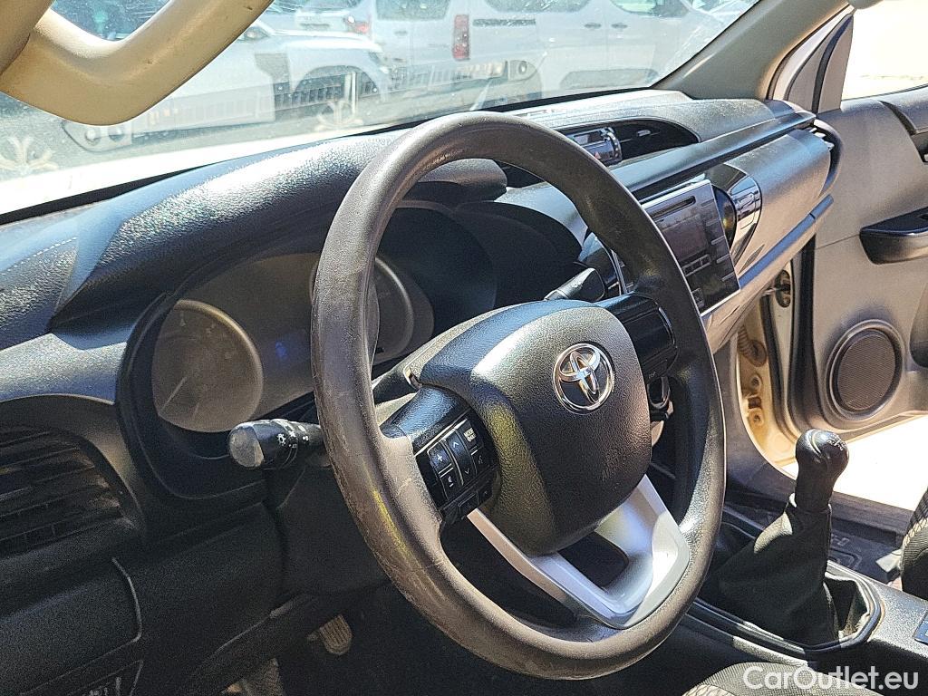  Toyota  Hilux TOYOTA  / 2016 / 4P / pickup 2.4 D-4D Cabina Doble GX #3