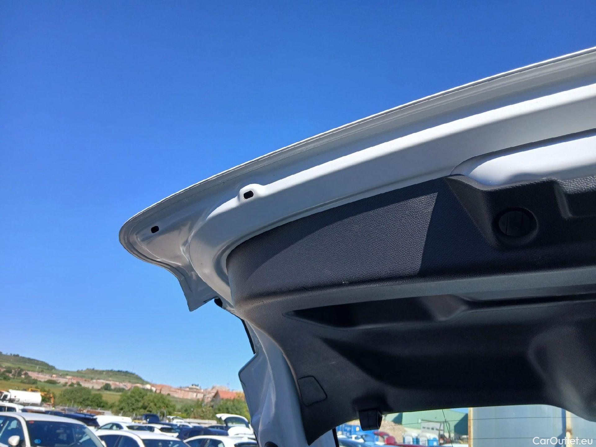  Peugeot  208 PEUGEOT  / 2019 / 5P / berlina con portón BlueHDi 73kW (100CV) Active (CM) #15
