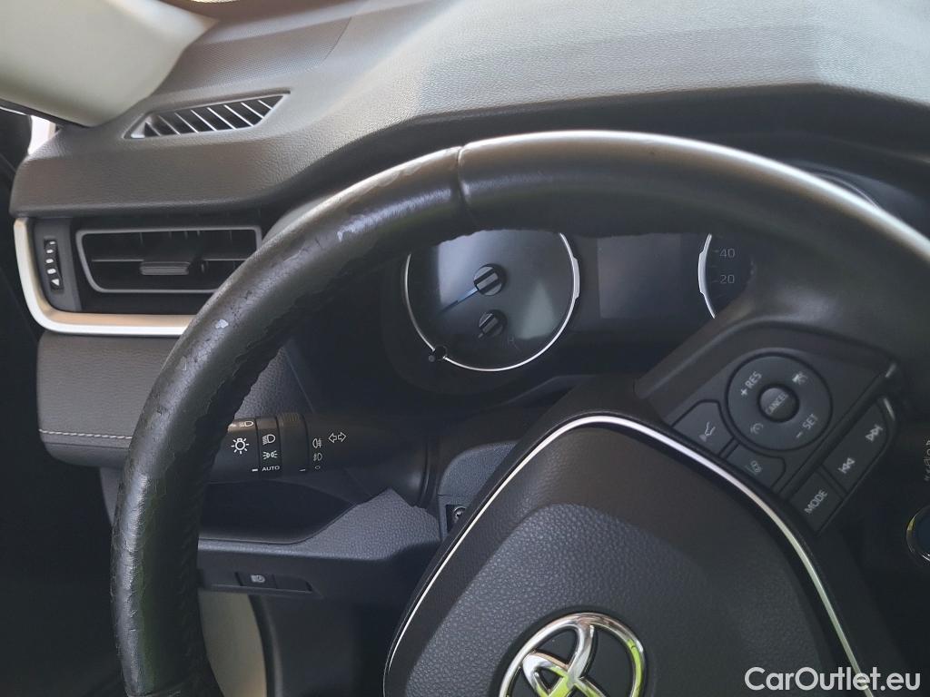  Toyota  RAV4 TOYOTA  / 2018 / 5P / todoterreno 2.5l 220H Business 4WD #3