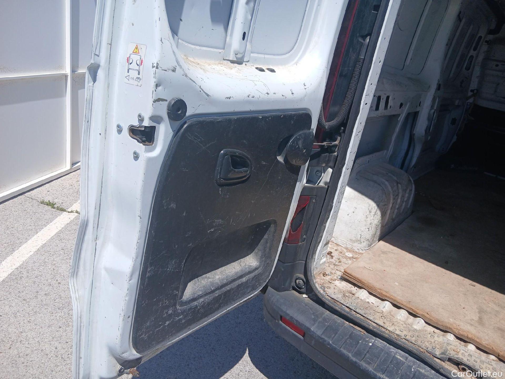  Renault  Trafic RENAULT  / 2019 / 4P / furgón Furgón 29 L2H1 Energy BluedCi 107 kW #3