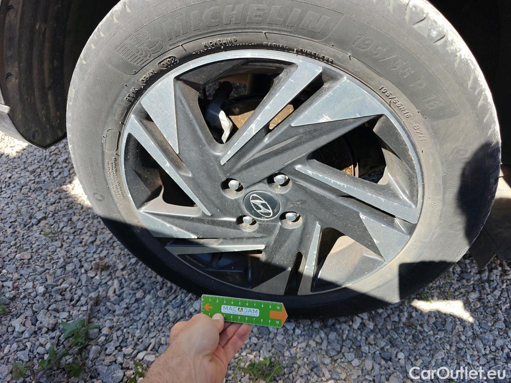  Hyundai  Bayon HYUNDAI  / 2021 / 5P / todoterreno 1.2 MPI Maxx #81