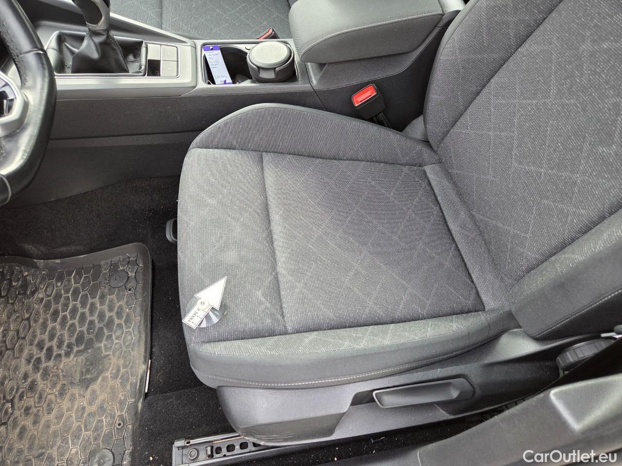  Volkswagen  Golf  Life 1.0 TSI #42
