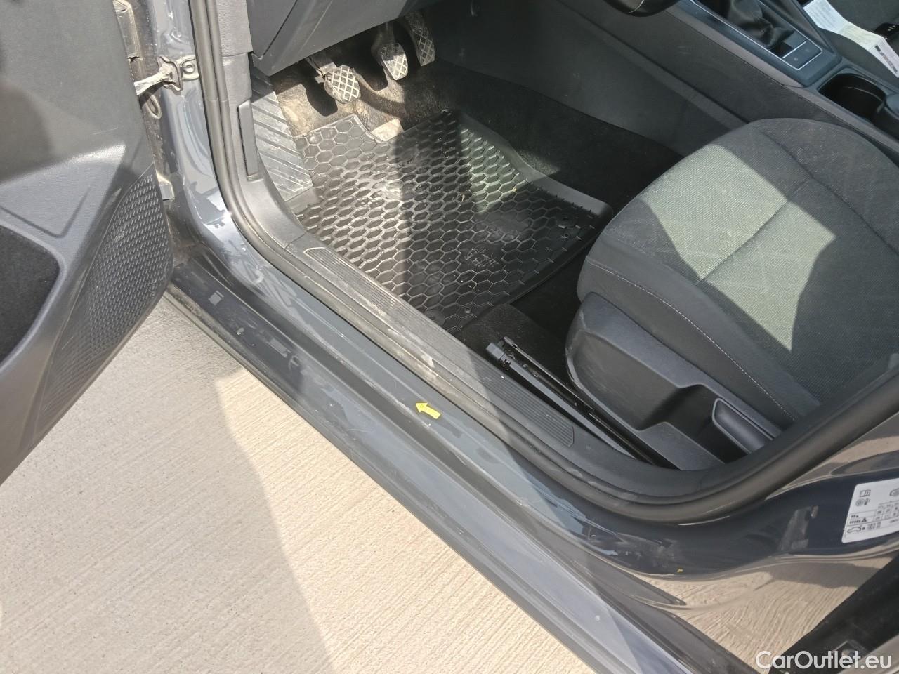  Volkswagen  Golf  Life 1.0 TSI #2