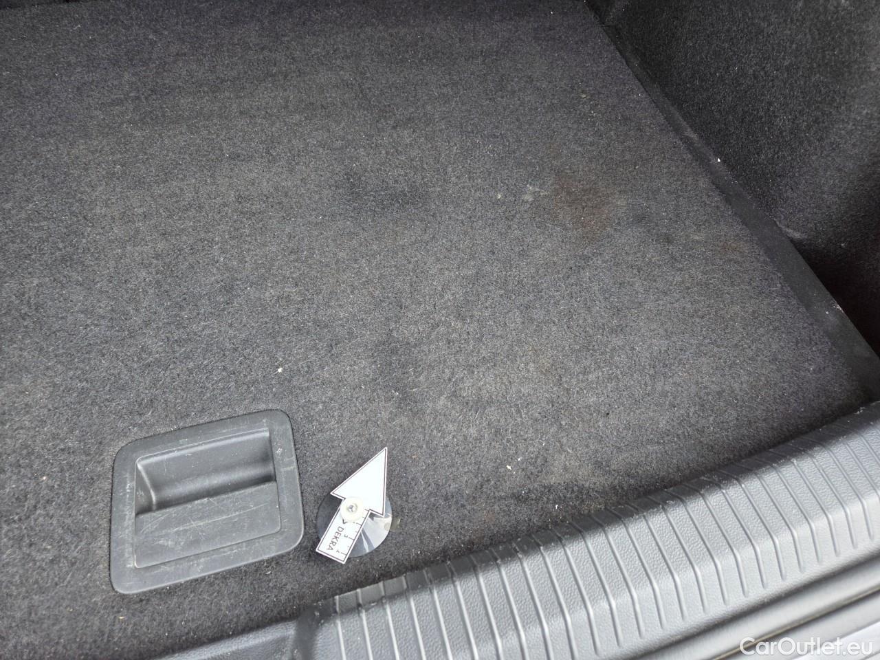  Volkswagen  Golf  Life 1.0 TSI #51