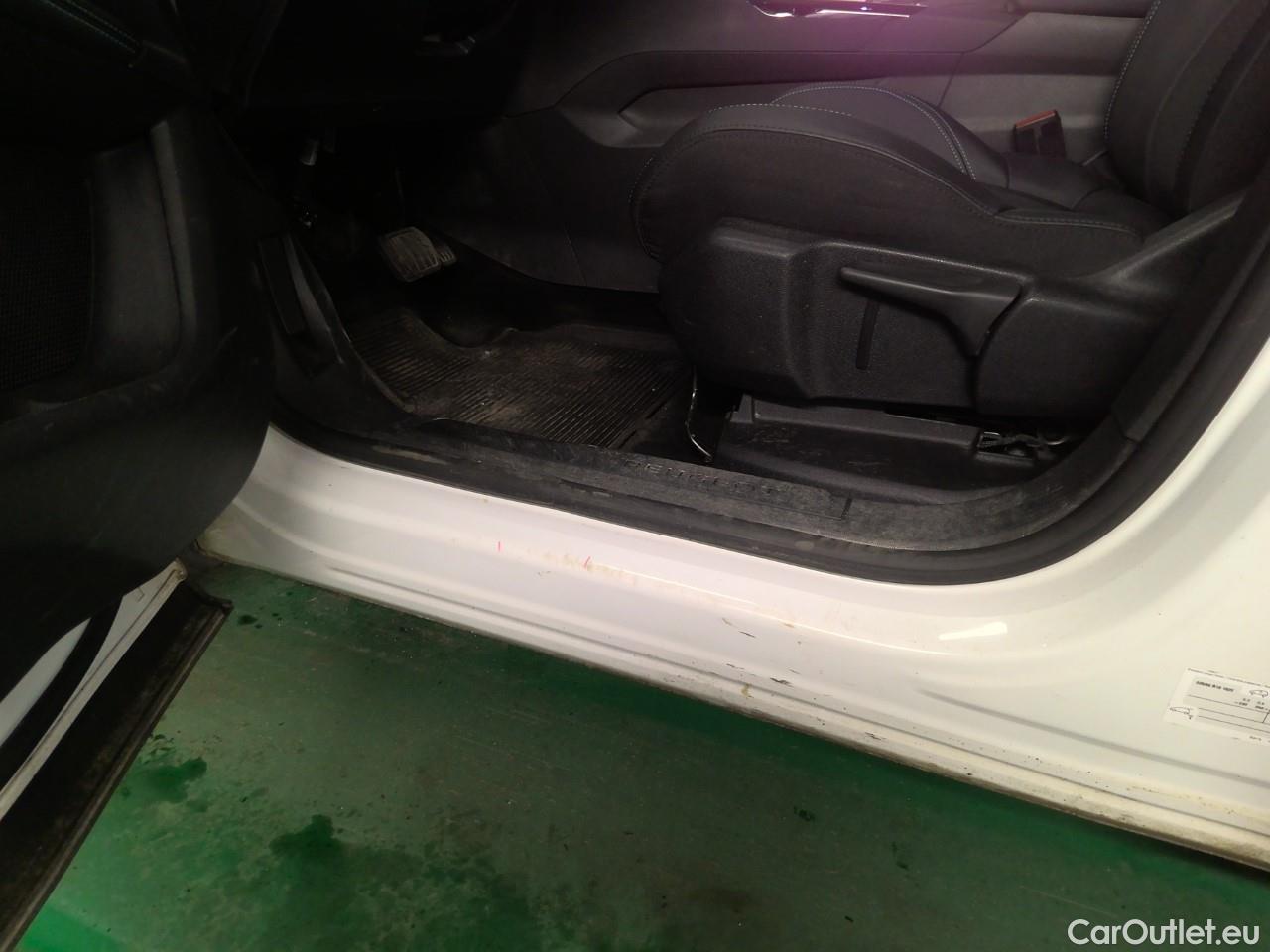  Peugeot  3008  225 Hyb Allure Aut #1