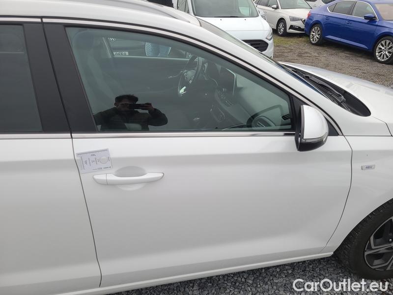  Hyundai  i30   cw (PD)(2017->)  kom.1.5T-GDI Family Smart #14