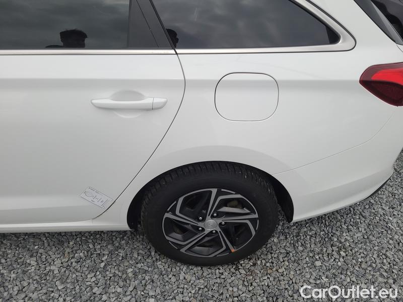  Hyundai  i30   cw (PD)(2017->)  kom.1.5T-GDI Family Smart #28