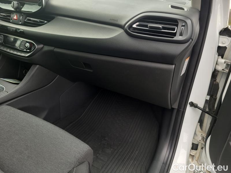  Hyundai  i30   cw (PD)(2017->)  kom.1.5T-GDI Family Smart #37