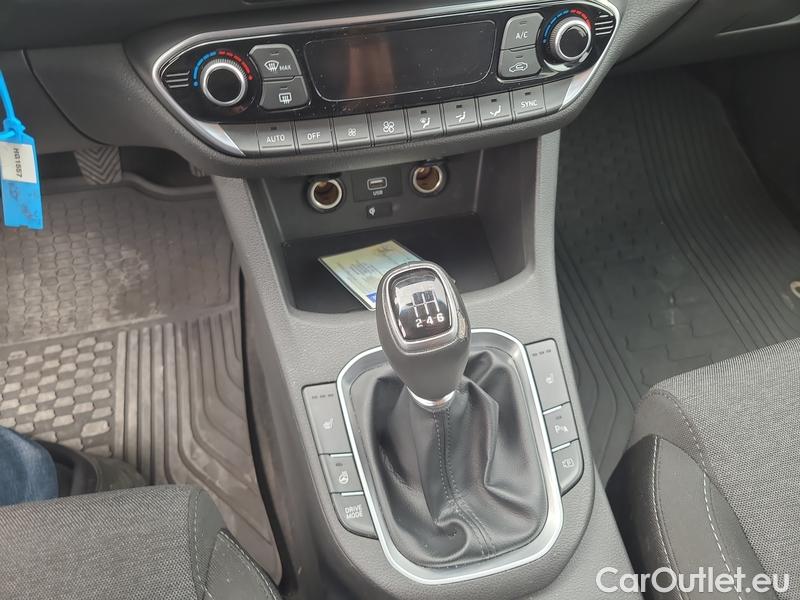  Hyundai  i30   cw (PD)(2017->)  kom.1.5T-GDI Family Smart #27