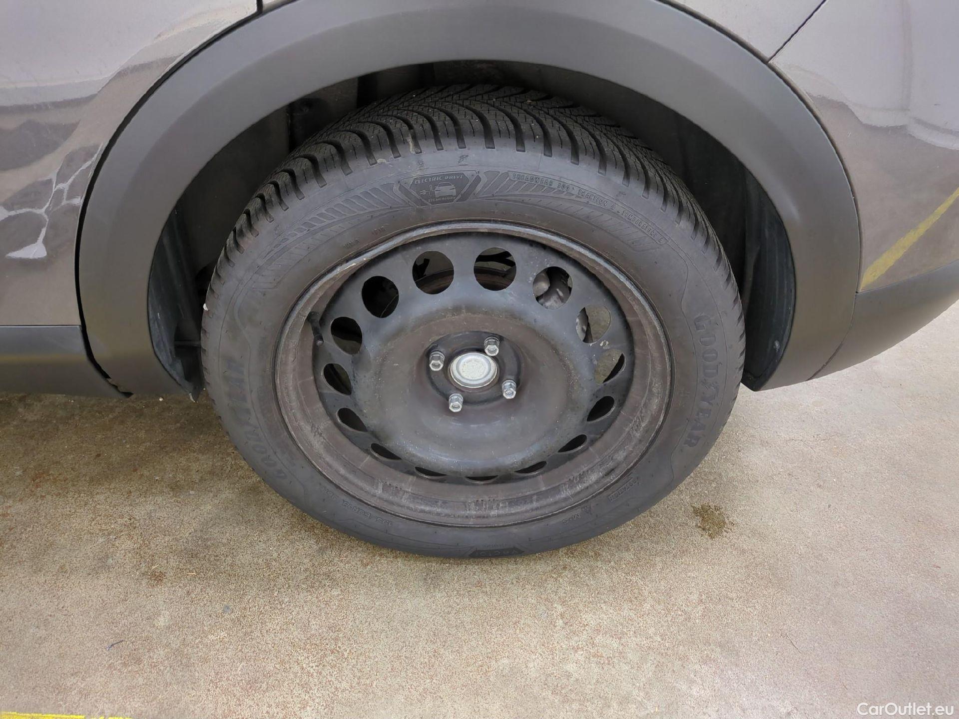  Citroen  C4  Berline Feel 1.2 PureTech 130CV BVA8 6E #1
