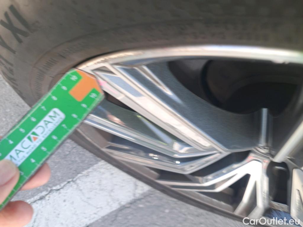  Audi  Q8 AUDI   S line plus 55 TFSIe 380 CV quattro tiptr/ 5P  #8
