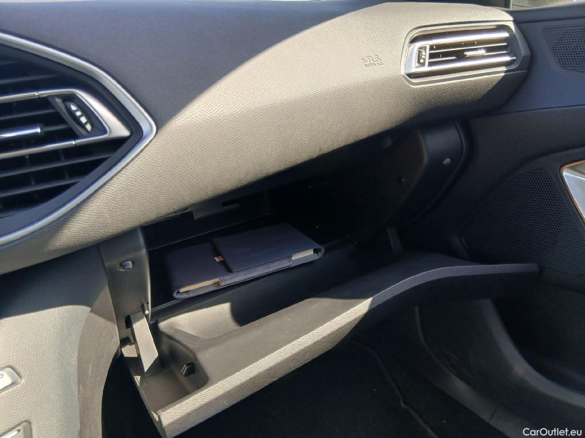  Peugeot  308 PEUGEOT  / 5P / Style BlueHDi 130 CV #2