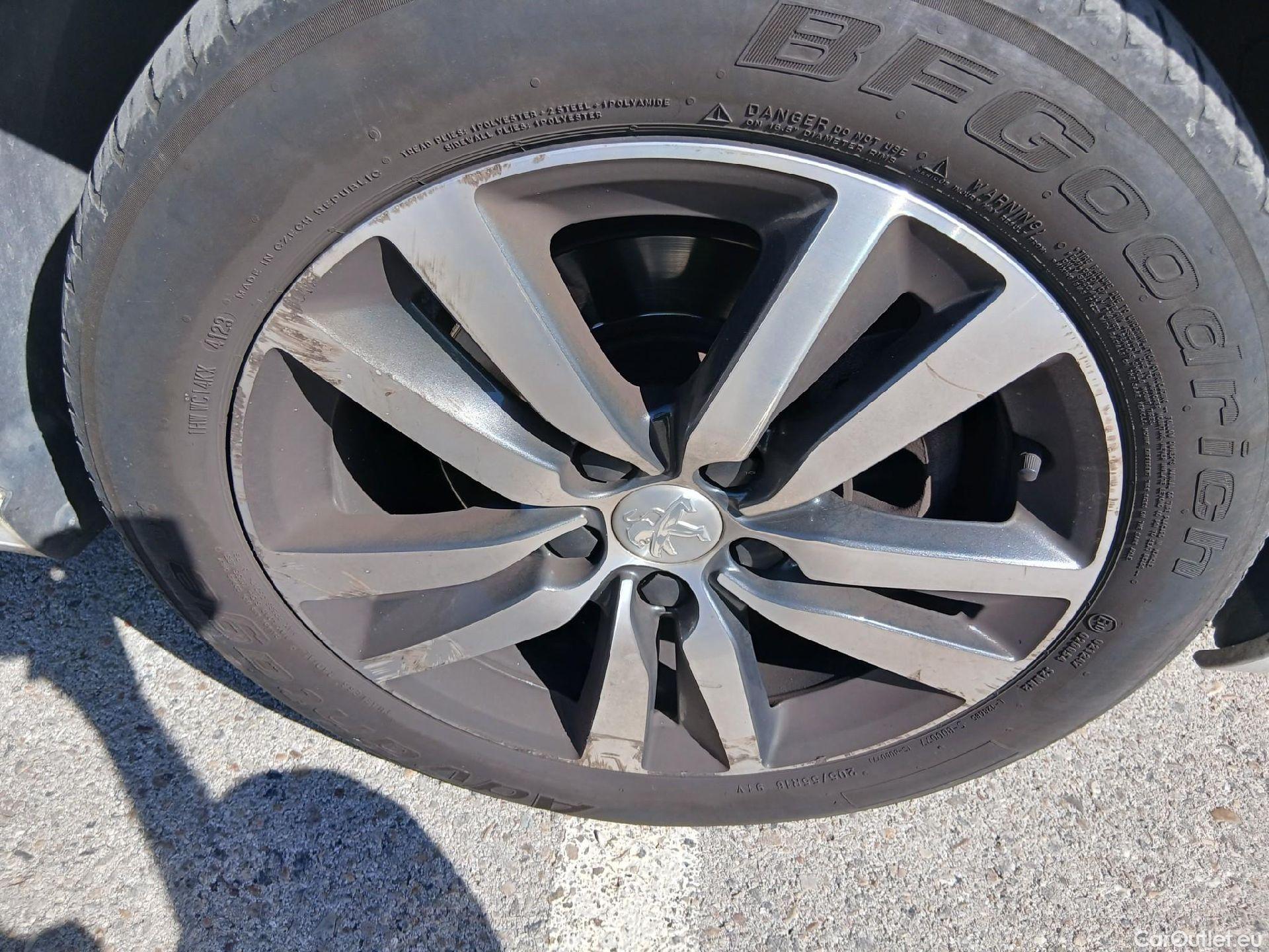  Peugeot  308 PEUGEOT  / 5P / Style BlueHDi 130 CV #40