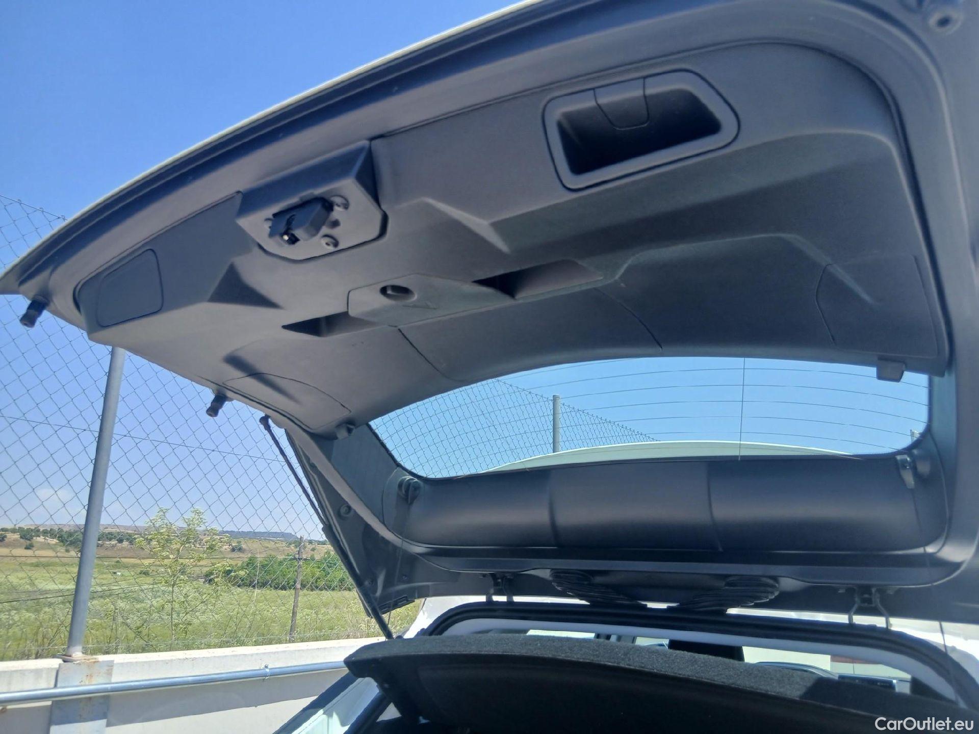  Peugeot  3008 PEUGEOT  / 2016 / 5P / todoterreno 1.5L BlueHDi 96kW (130CV) S&S Active (AC2) #19