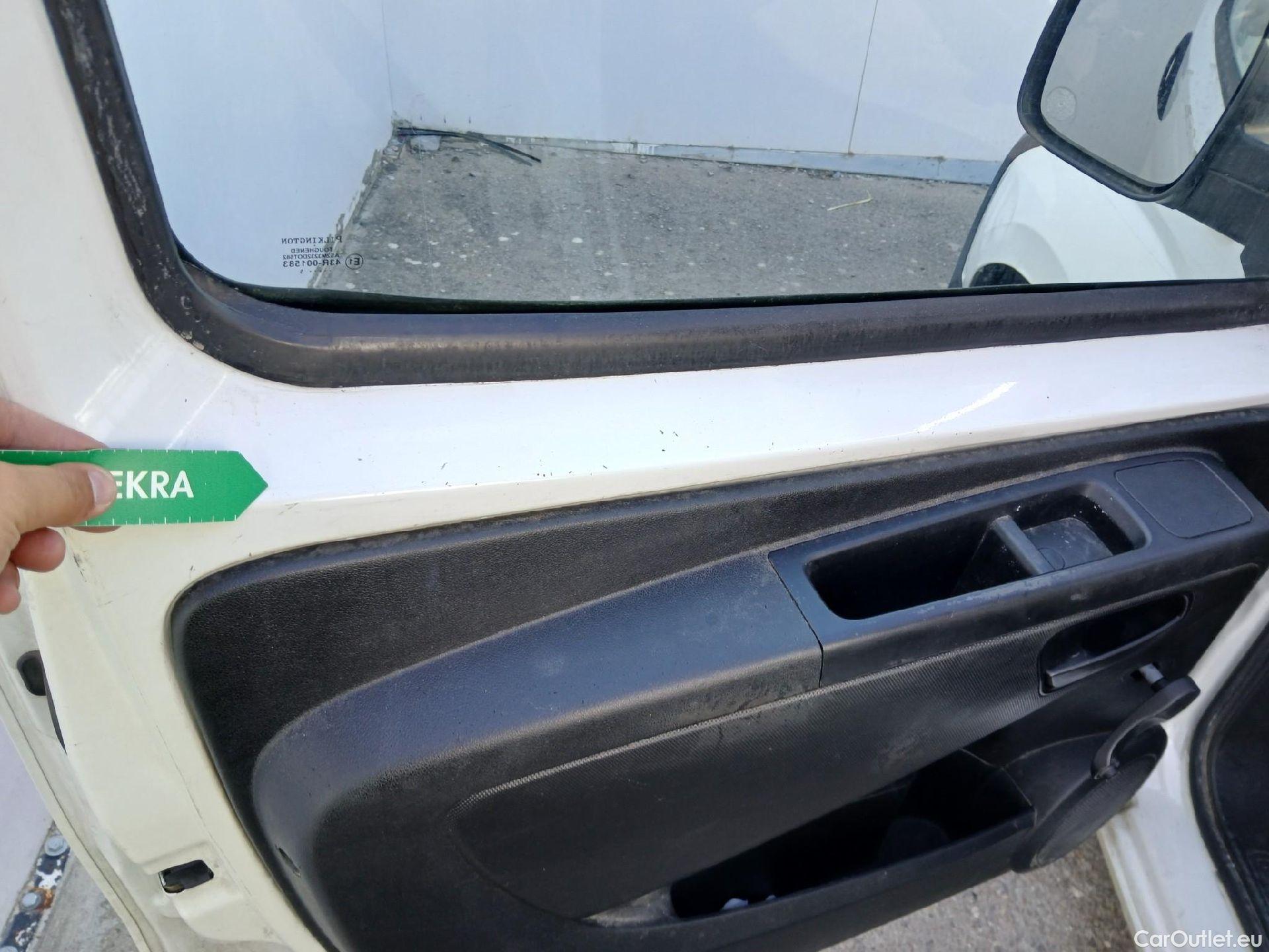  Fiat  Fiorino FIAT  / 2016 / 3P / furgón derivado de turismo Cargo Base 1.3 Mjet 59kW (80CV) E6 #17