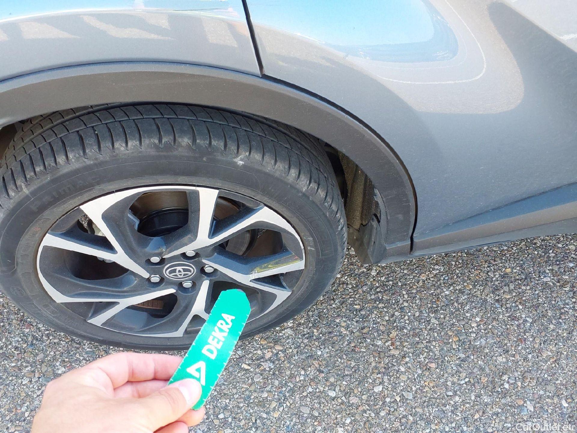  Toyota  C-HR TOYOTA  / 2019 / 5P / todoterreno 1.8 125H Advance #8
