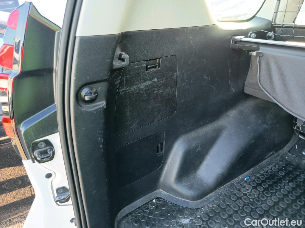  Toyota  Land Cruiser TOYOTA  / 2017 / 5P / todoterreno 2.8 D-4D GX #16