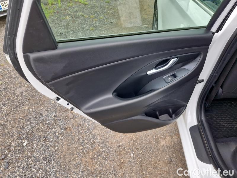  Hyundai  i30   cw (PD)(2017->)  kom.1.5TGDI FamilySmart AT #9