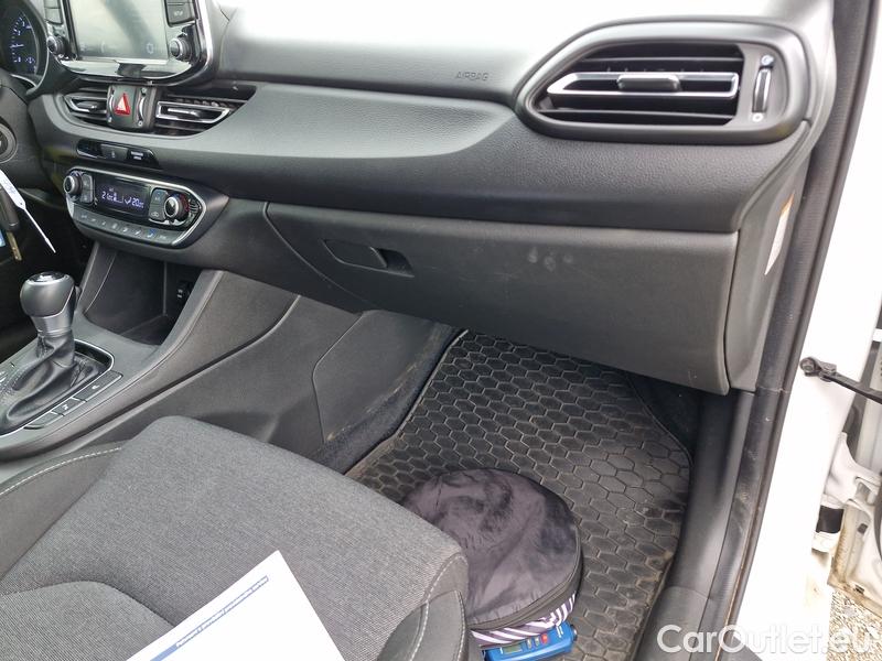  Hyundai  i30   cw (PD)(2017->)  kom.1.5TGDI FamilySmart AT #17